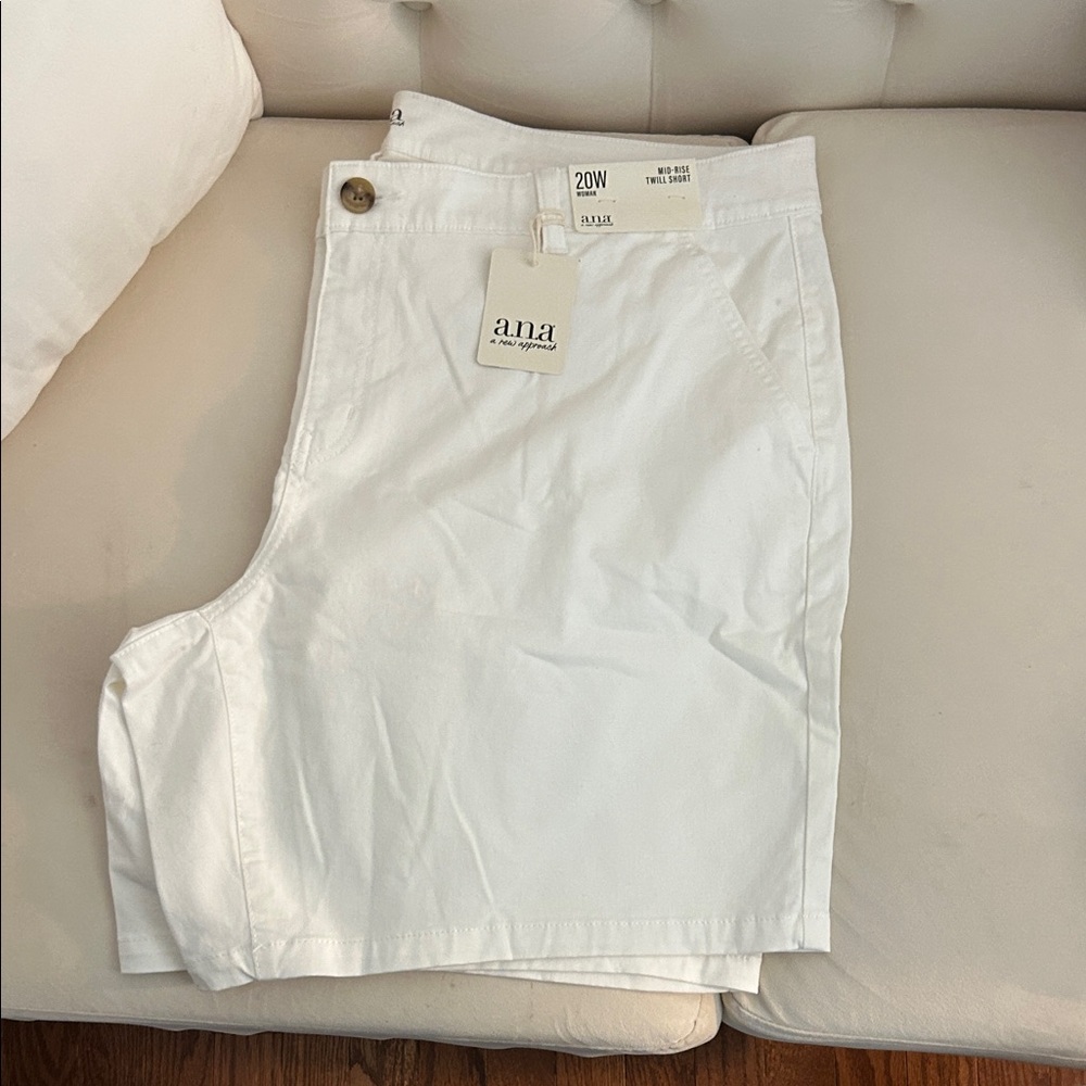 a.n.a woman’s Classic White Flat Front Shorts - Picture 2 of 2